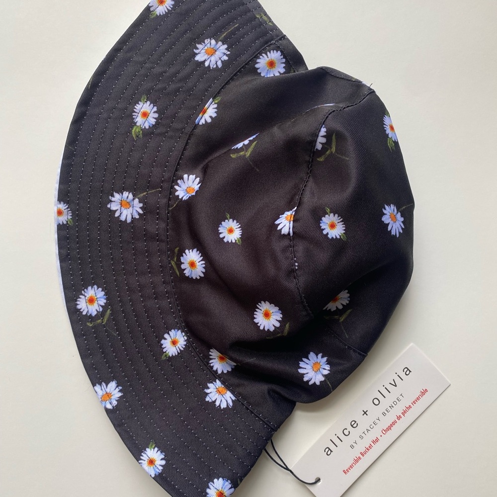 NWT Alice + Olivia Reversible Bucket Hat